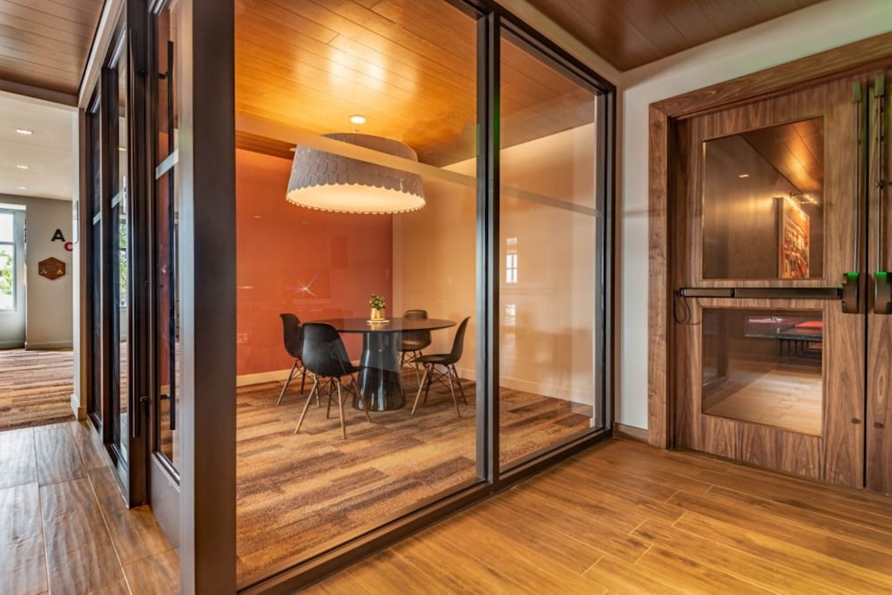 Global Luxury Suites East Boston 15/50