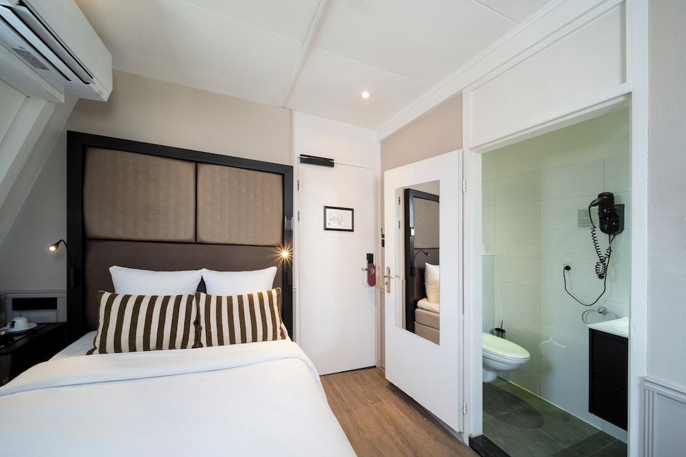 ROOM, DOUBLE BED, STREET SIDE VIEW, GROUND FLOOR