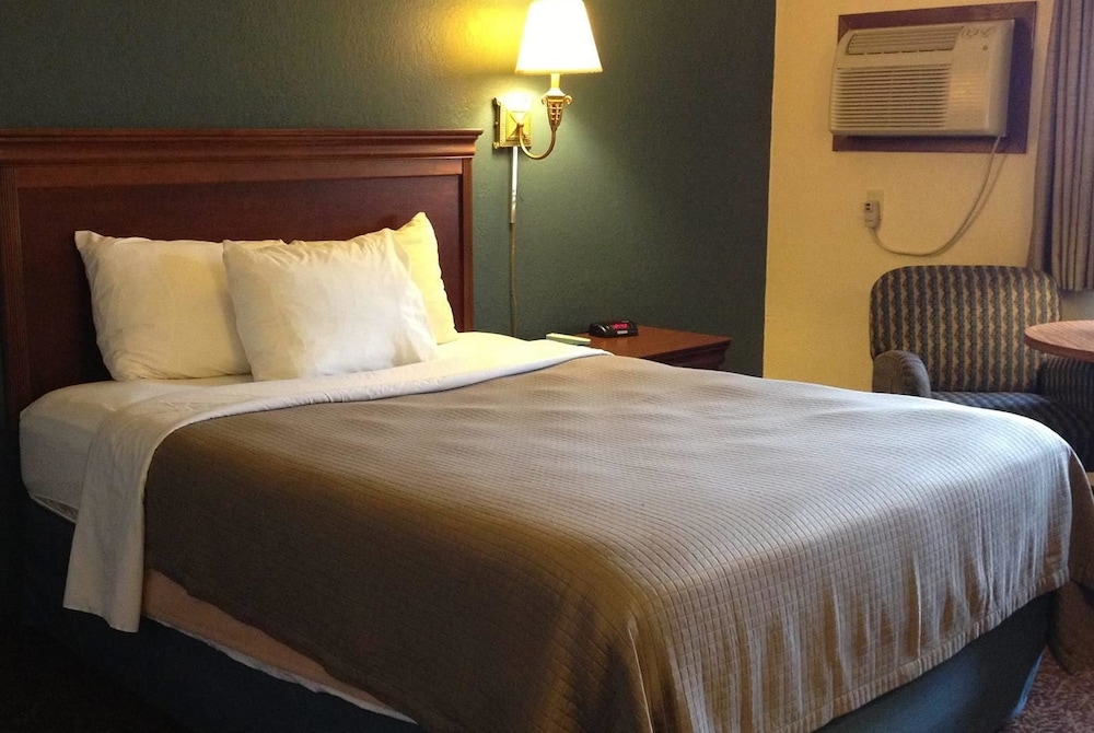 AmericInn by Wyndham Forest Lake 11/25