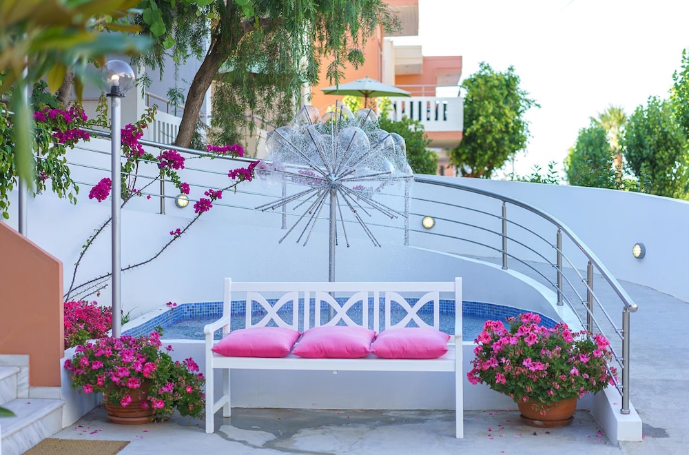 Sonio Beach Hotel 7/57