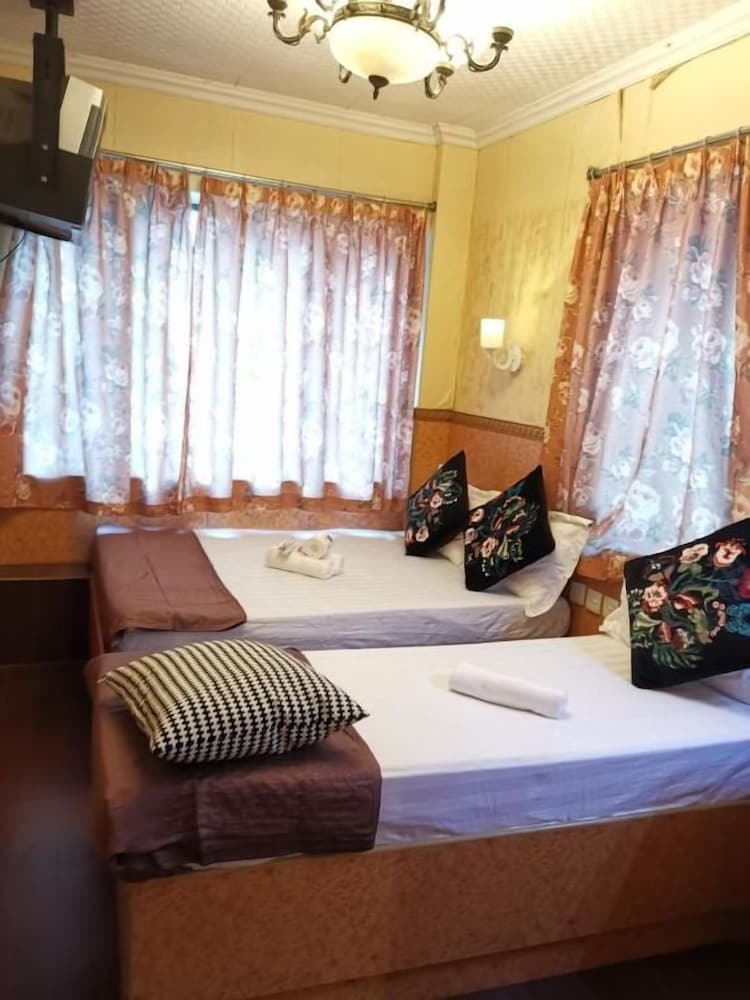 Pay-Less Guest House 35/50