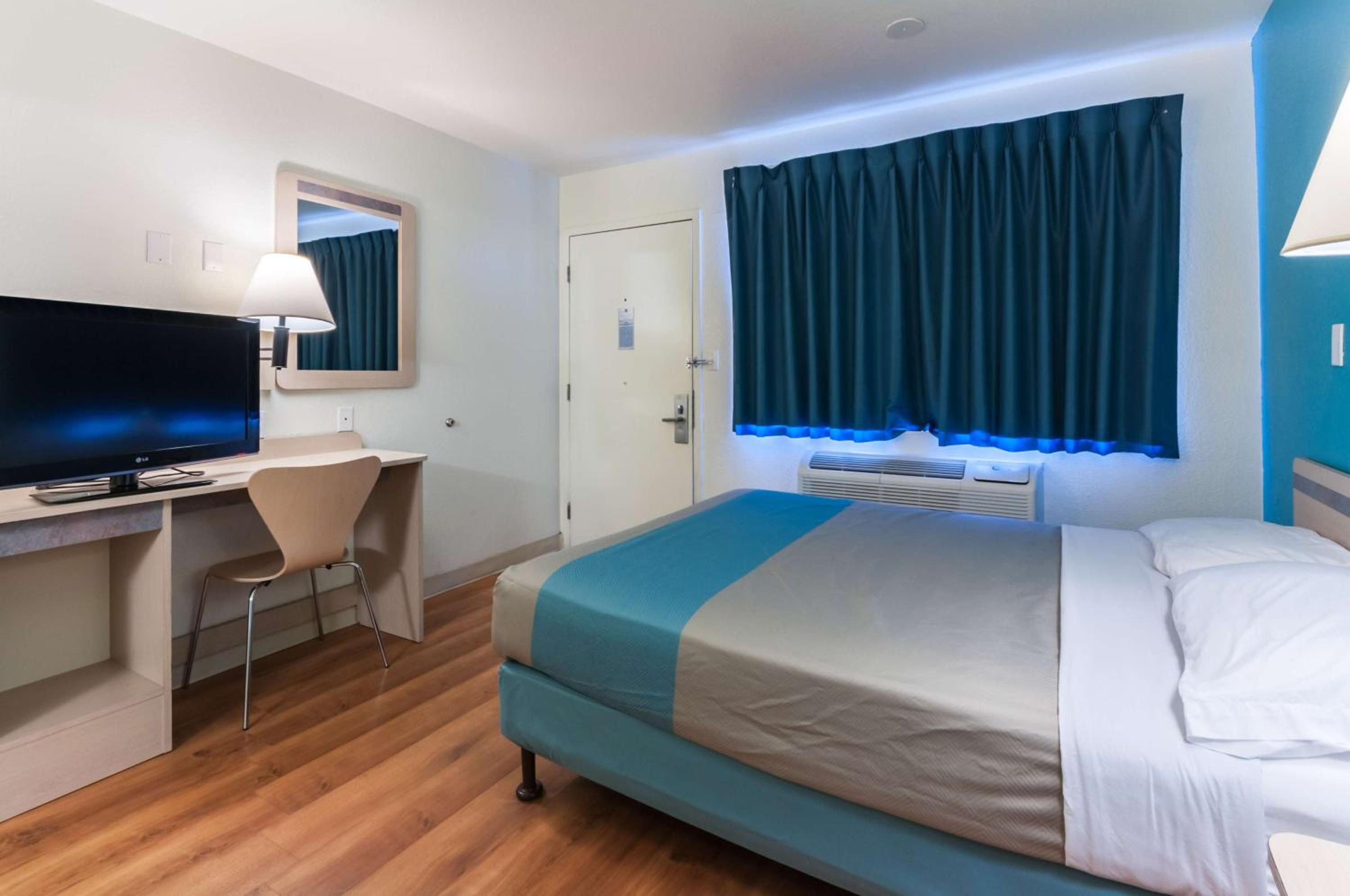 Room, Queen Bed, Smoking 3/10