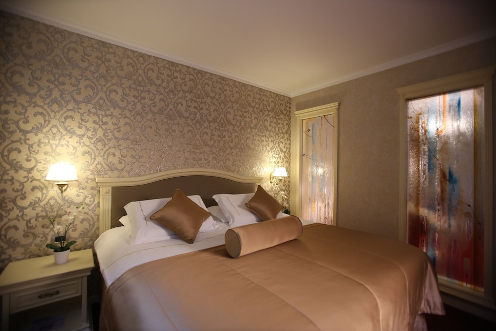 غرفة قياسية بسرير مزدوج، Grand Hotel & Spa Tirana 2/5