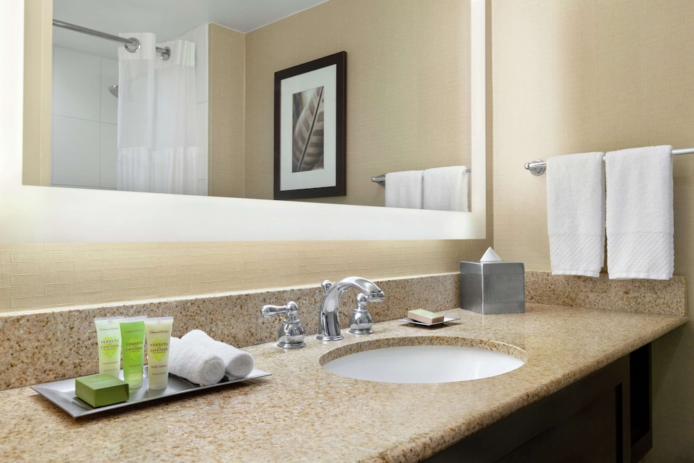 The Singer Oceanfront Resort, Curio Collection by Hilton 21/56