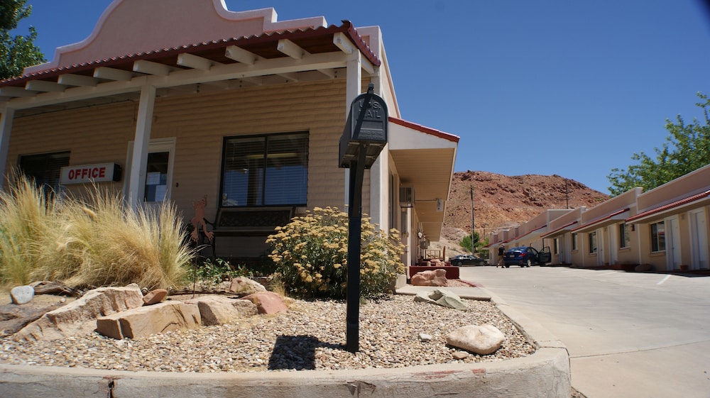 Adventure Inn & Motel 32/43