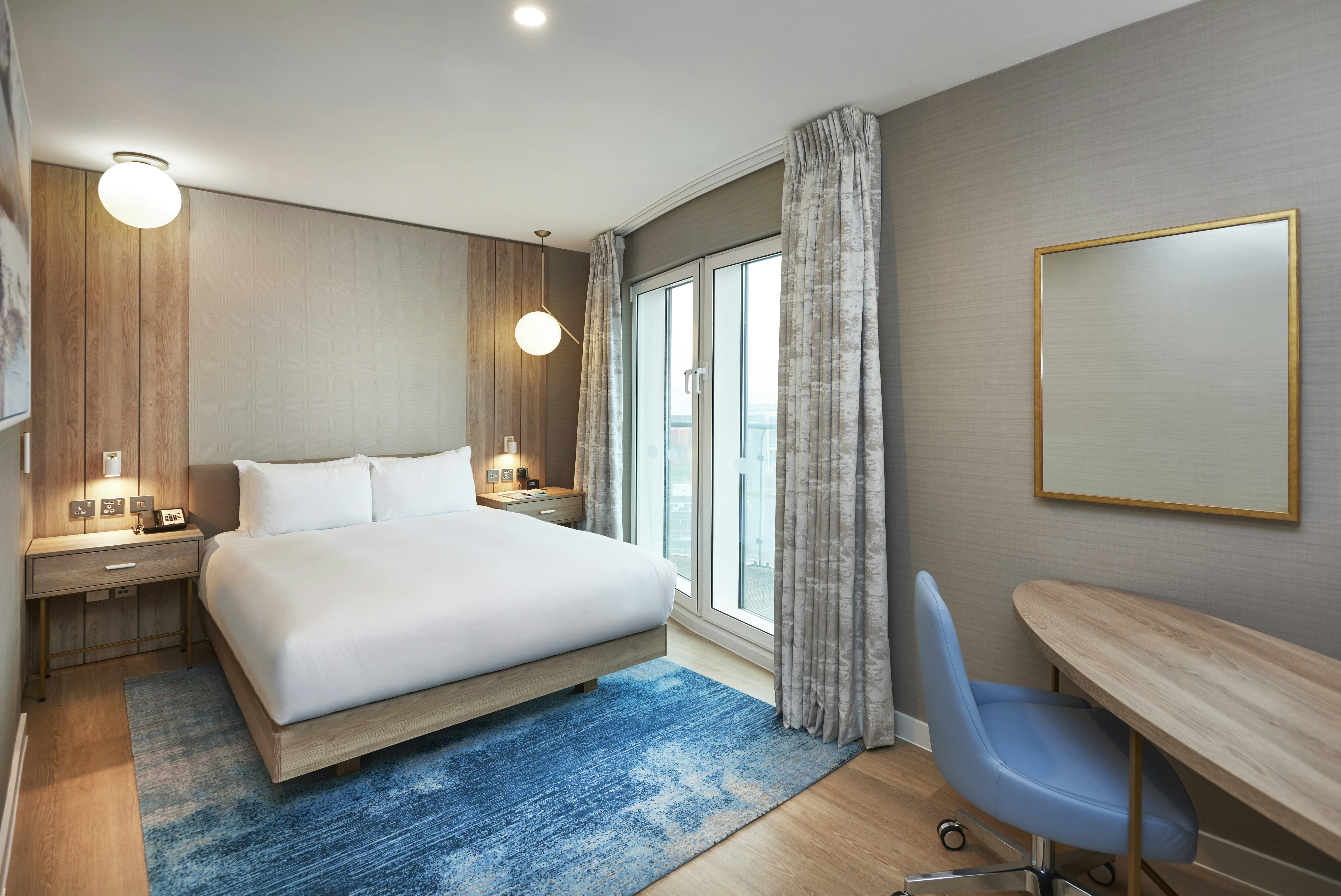 SUITE, QUEEN BED, BALCONY