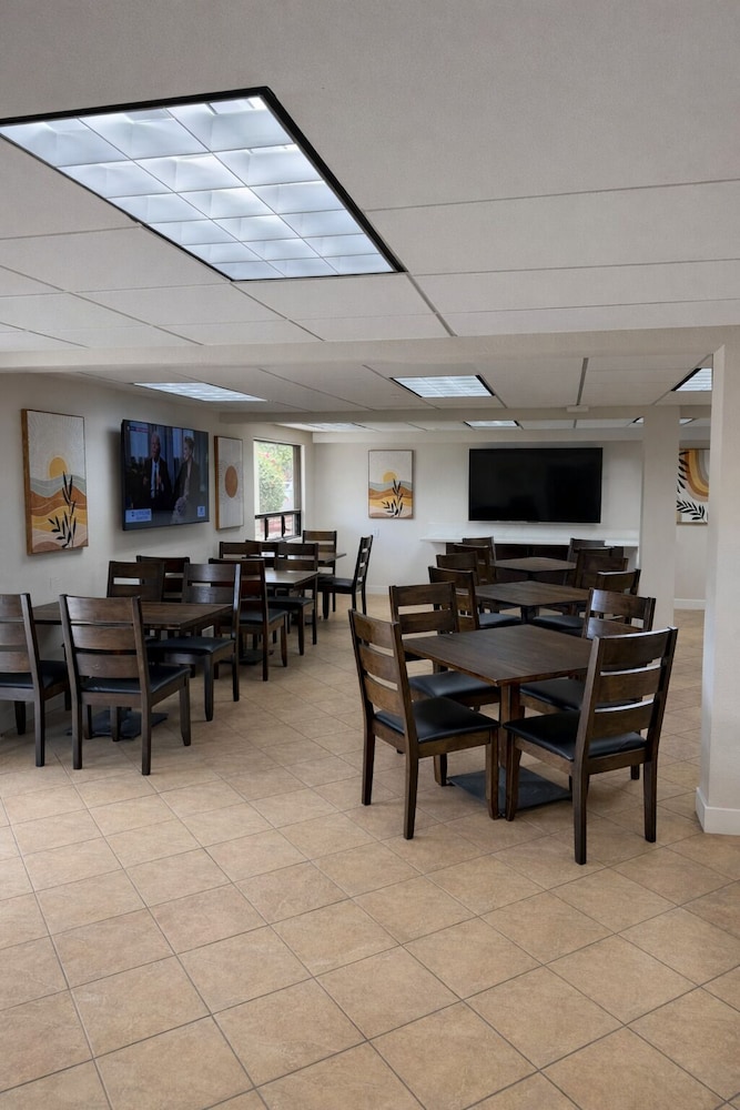 Riverleaf Inn Mission Valley 34/48
