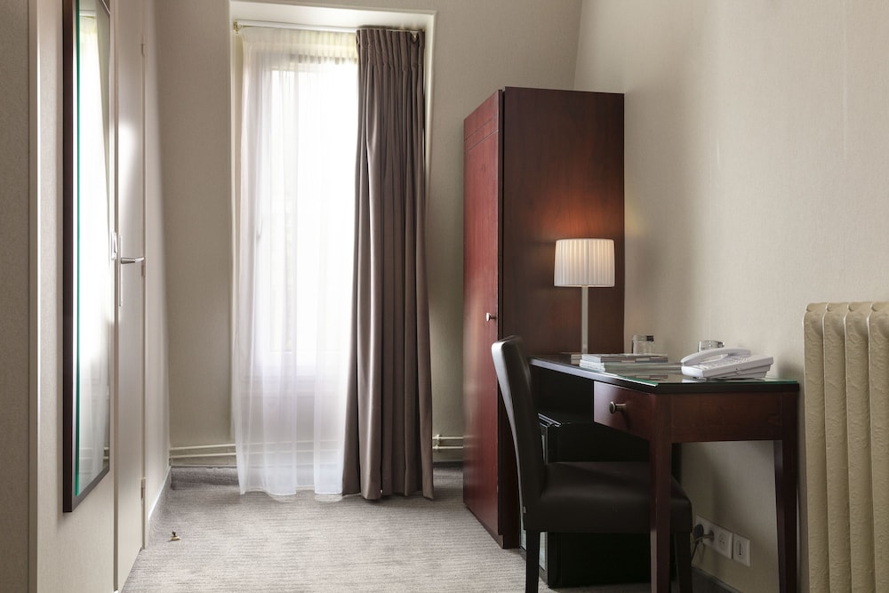 Hotel Saint Cyr Etoile 54/65
