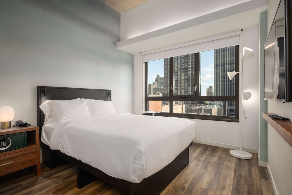 ROOM, QUEEN BED, ACCESSIBLE