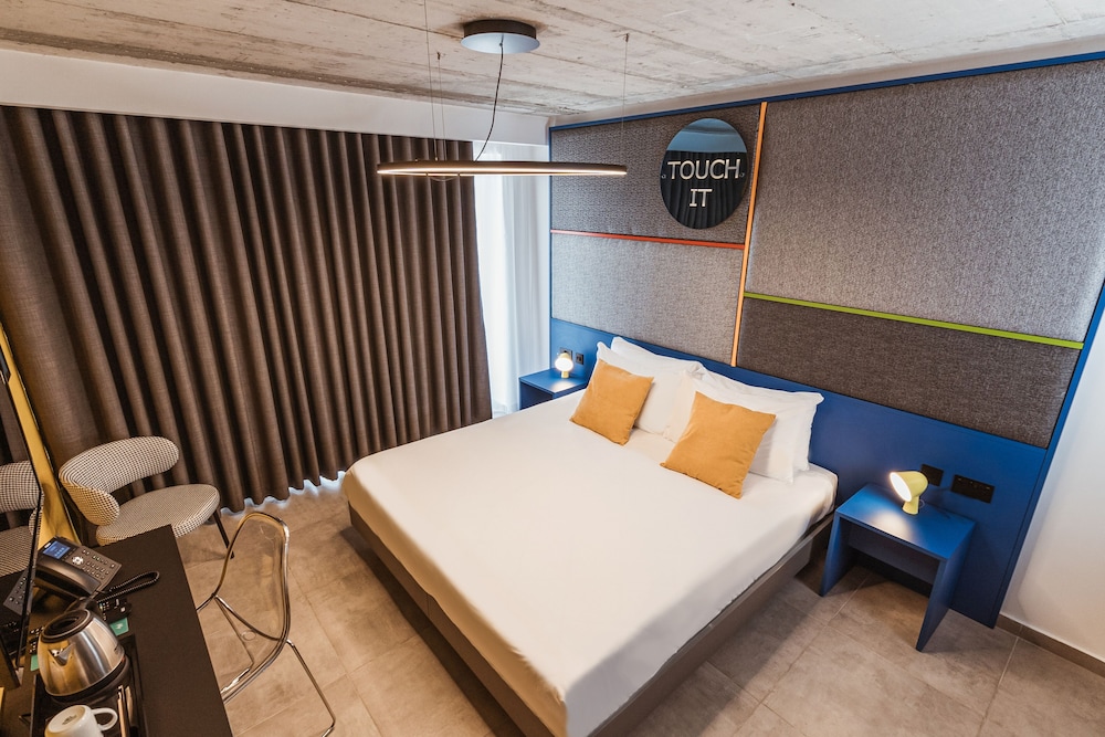 SUPERIOR, DOUBLE OR TWIN BED
