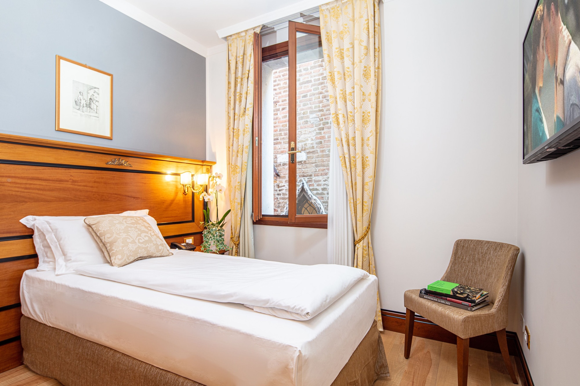 ROOM, SINGLE