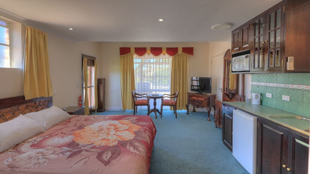 4 Rooms, Suite, Queen Bed