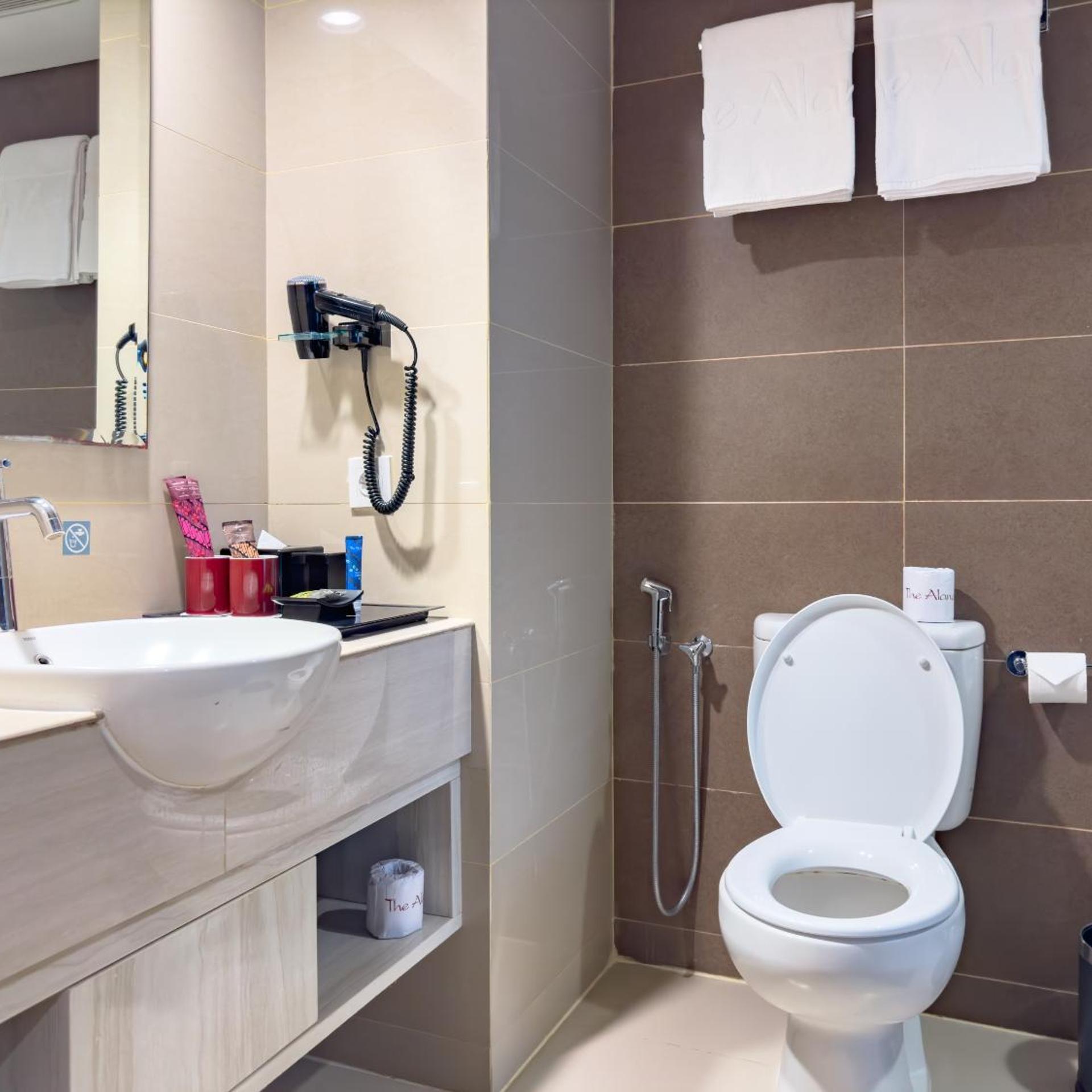 Superior, King Bed, The Alana Hotel & Conference Center Malioboro Yogyakarta By Aston 6/6