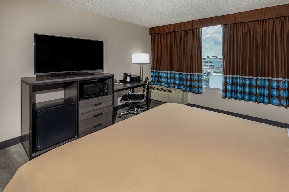 Super 8 by Wyndham Laredo 23/25