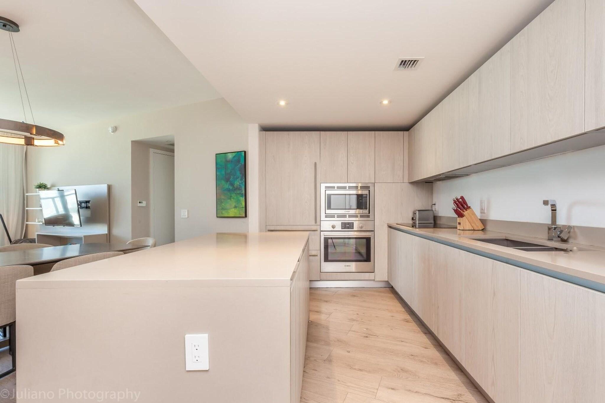Hyde Beach Condos by Ammos VR 12/26
