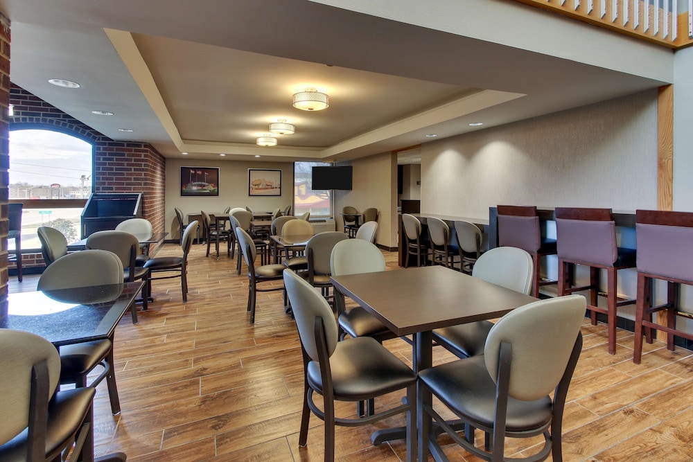 Drury Inn and Suites Poplar Bluff 37/48
