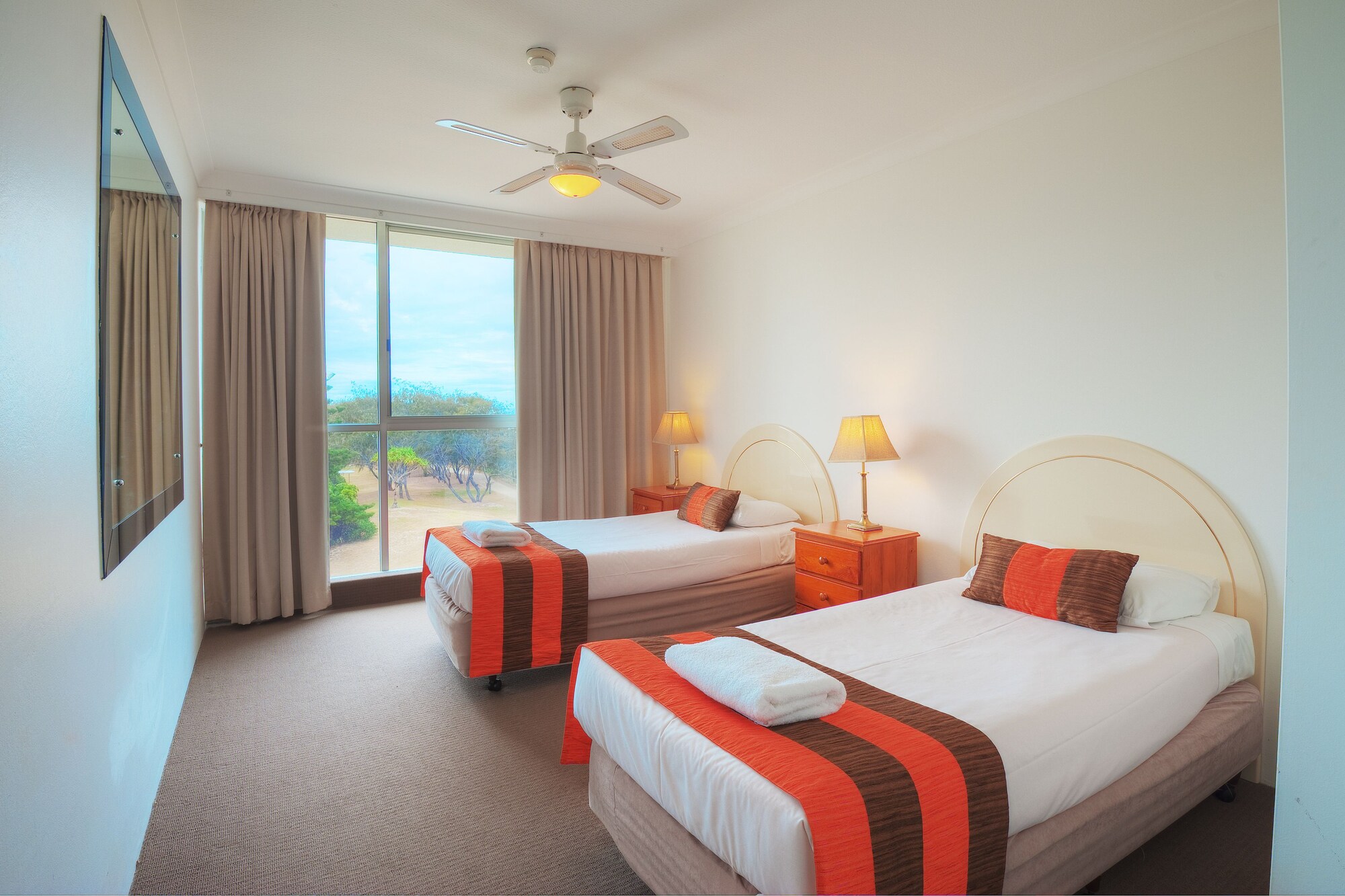 2 Bedrooms, Queen and Twin Beds, Ocean Front