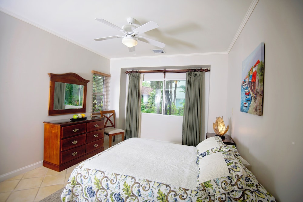 3 BEDROOMS, CONDO, DELUXE