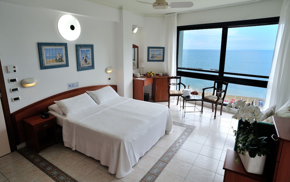 JUNIOR SUITE, STUDIO, MULTIPLE BEDS, SEA VIEW, BALCONY