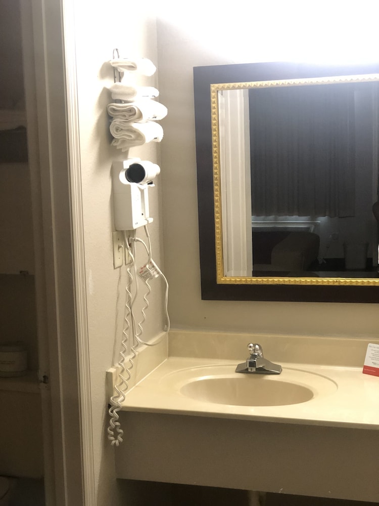 Econo Lodge Athens I-75 17/38