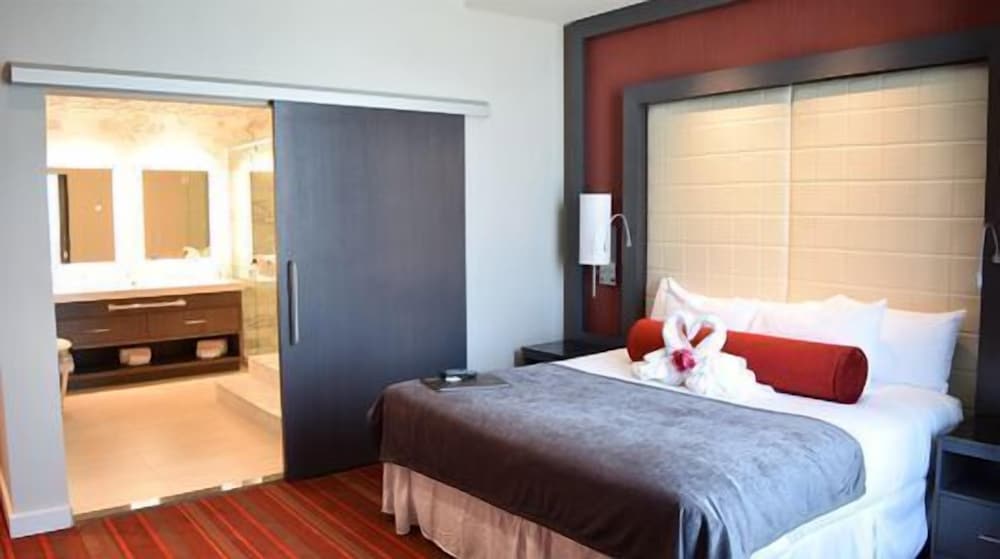 Grand, Master, Suite, King Bed
