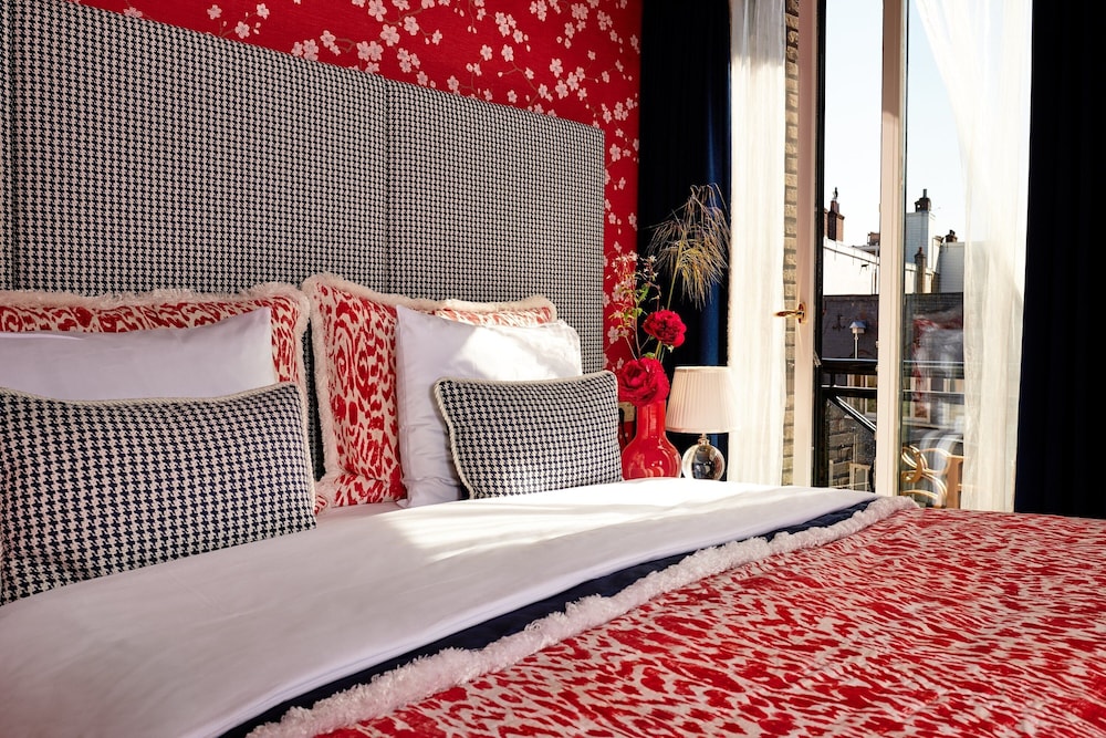 DELUXE, DOUBLE OR TWIN BED