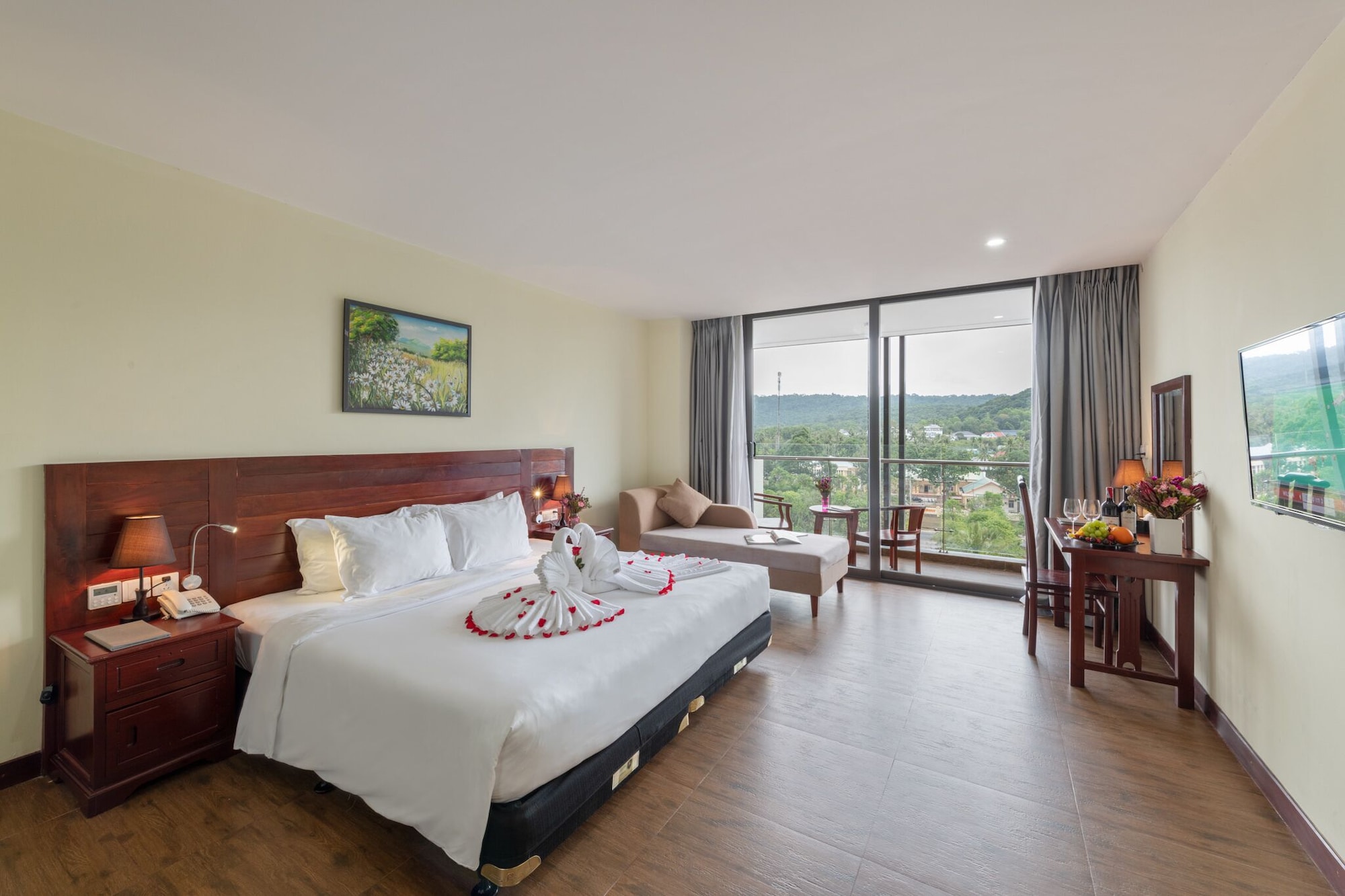 DELUXE, DOUBLE OR TWIN BED, HILL VIEW
