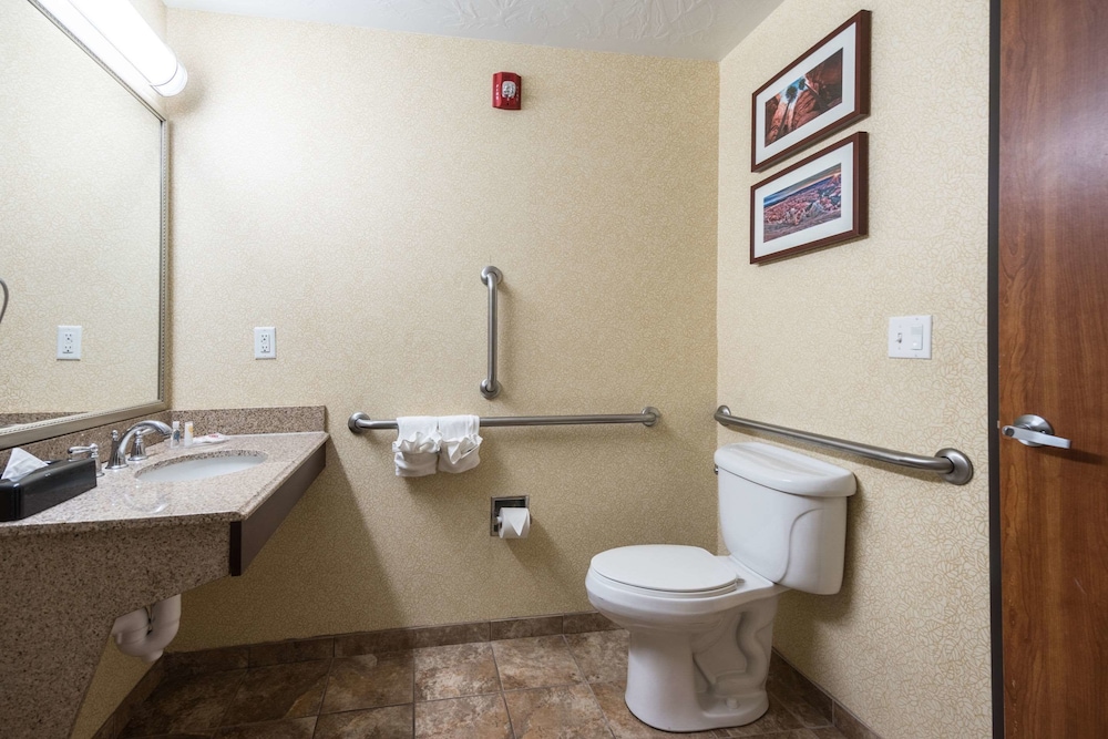 Comfort Inn & Suites Cedar City South, UT 11/36