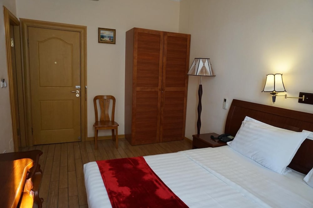 ROOM, DOUBLE BED