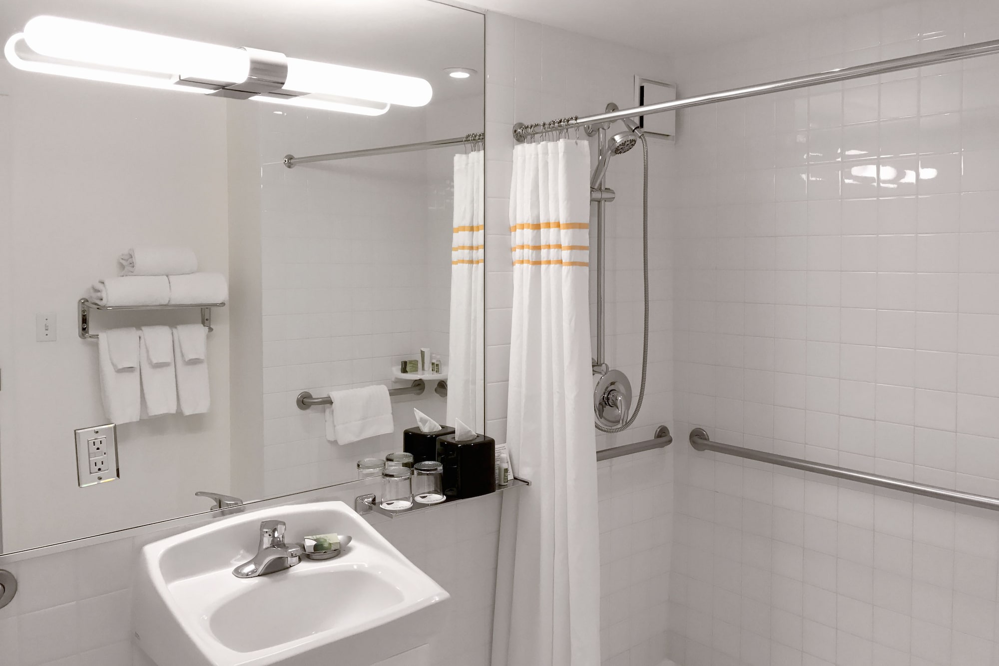 SUPERIOR, QUEEN BED, ACCESSIBLE