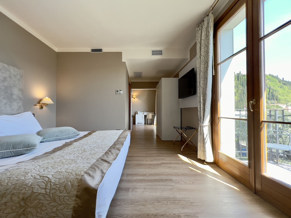 JUNIOR SUITE, DOUBLE BED, LAKE VIEW, BALCONY