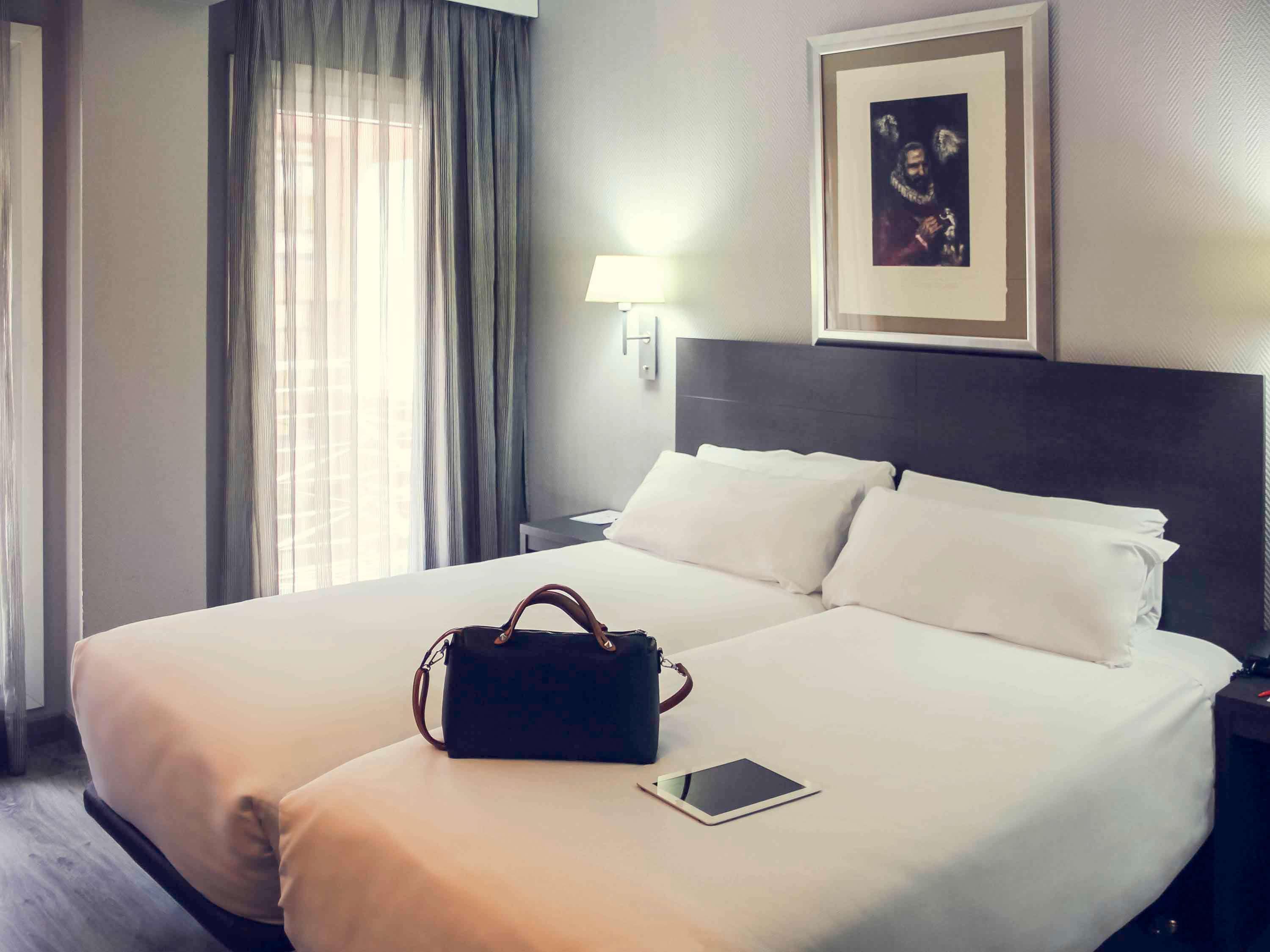 ROOM, QUEEN BED