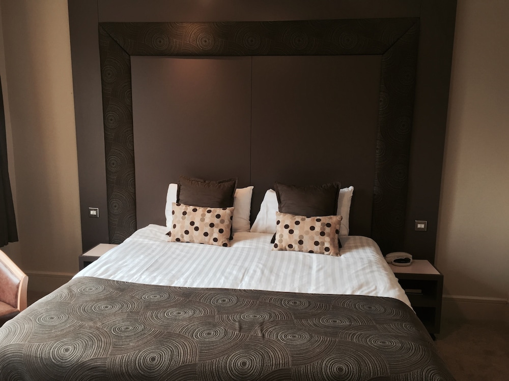 Regent Hotel 5/42