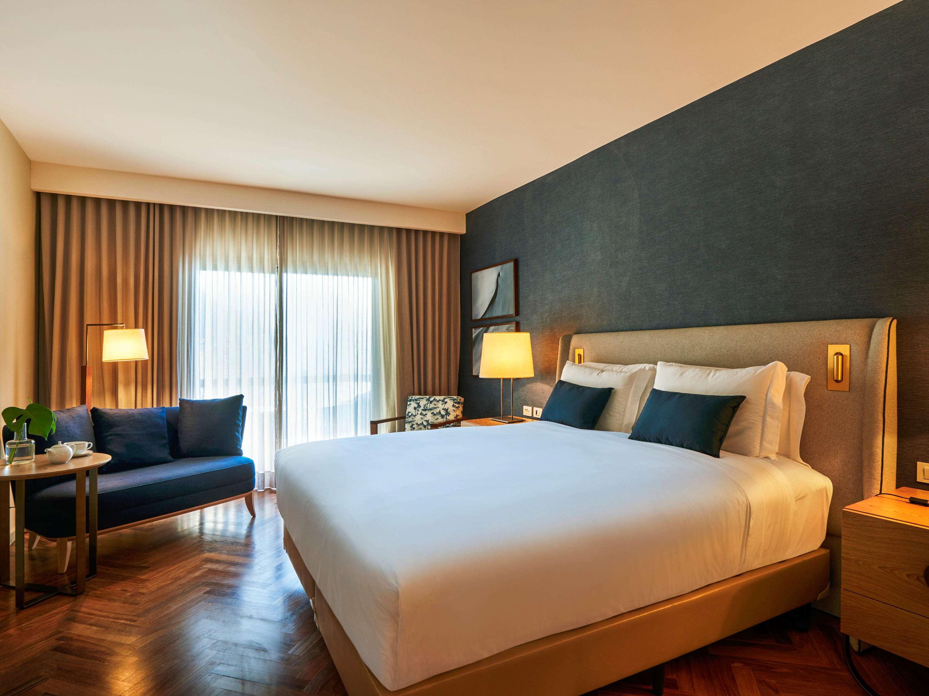 Room, King Bed, City View
