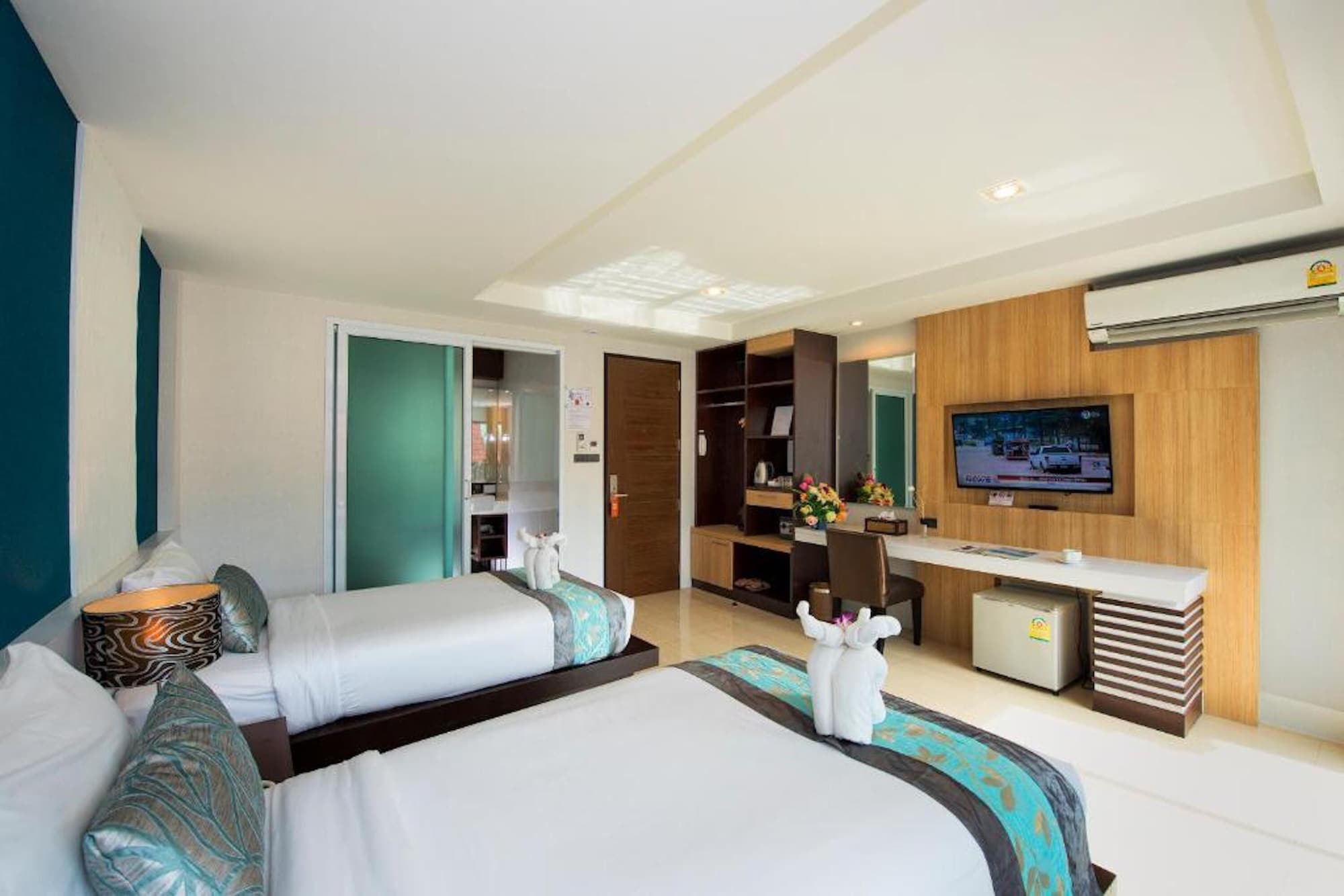DELUXE, TWIN BEDS