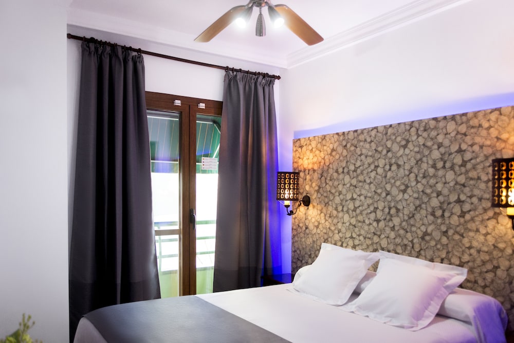 ROOM, DOUBLE BED
