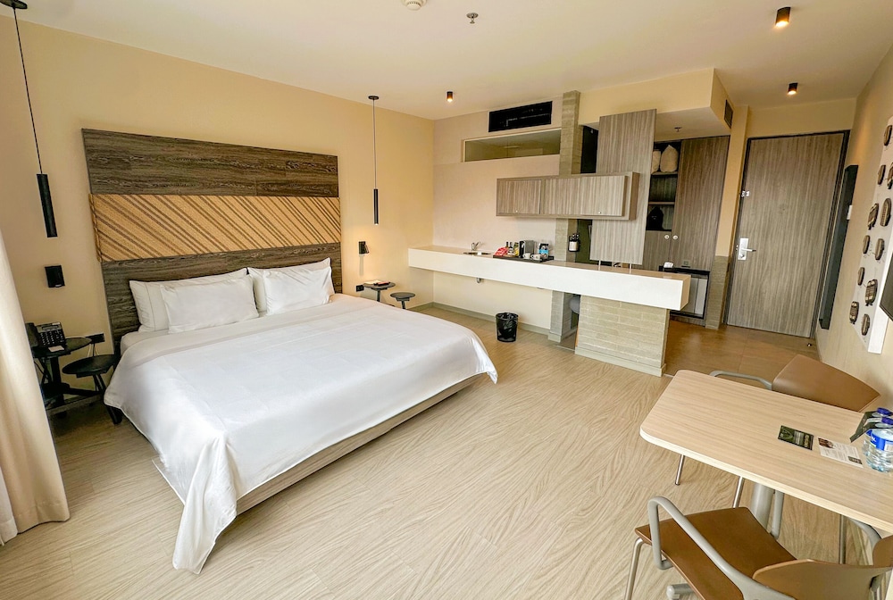 STANDARD, QUEEN BED