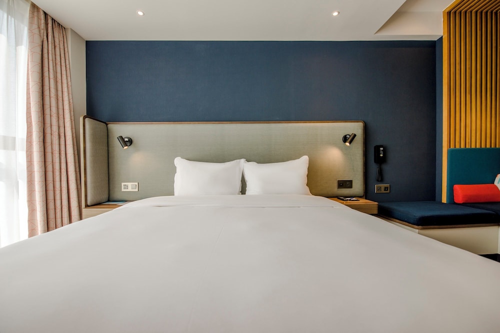 Suite, King Bed, Garden View