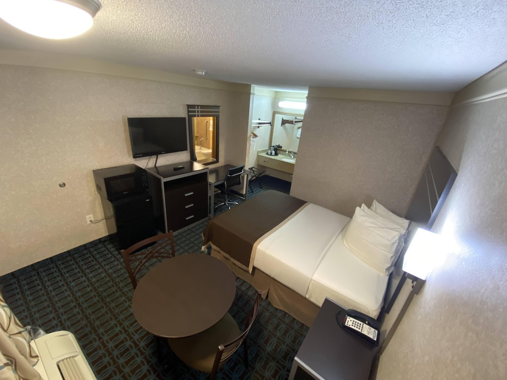 Deluxe Inn Fayetteville 48/61