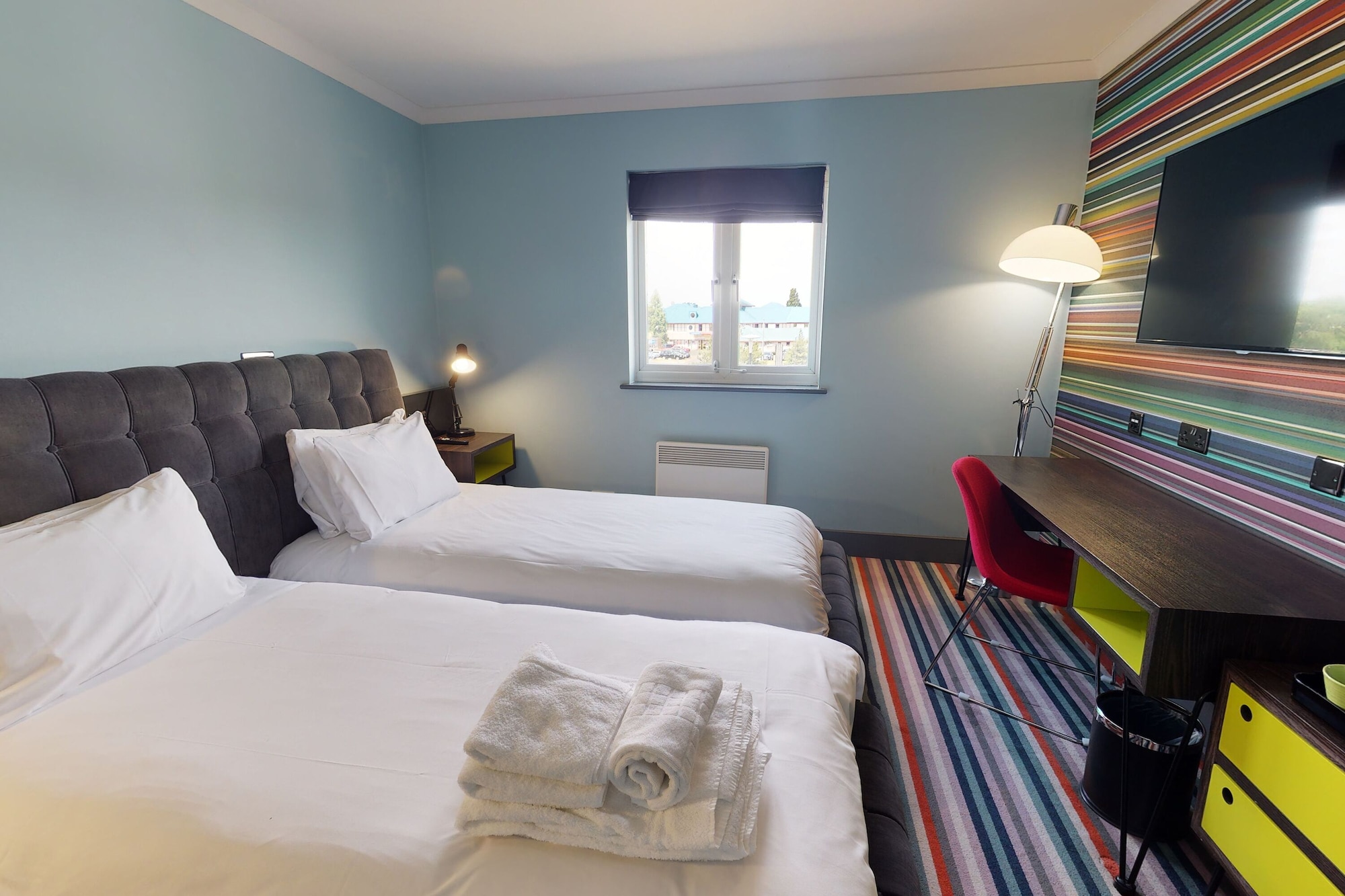 ROOM, TWIN BEDS