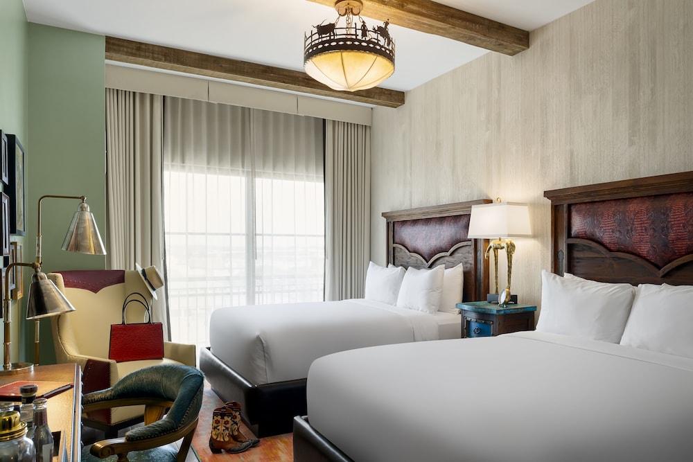 DELUXE, 2 QUEEN BEDS, ACCESSIBLE