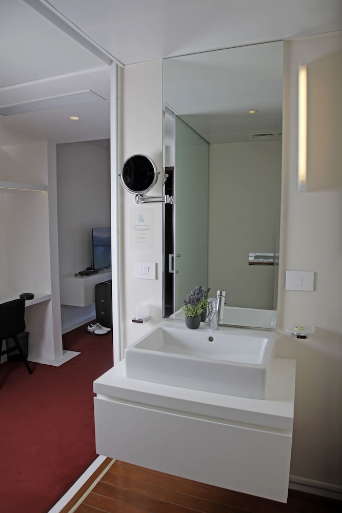 1866 Court Suites 48/50