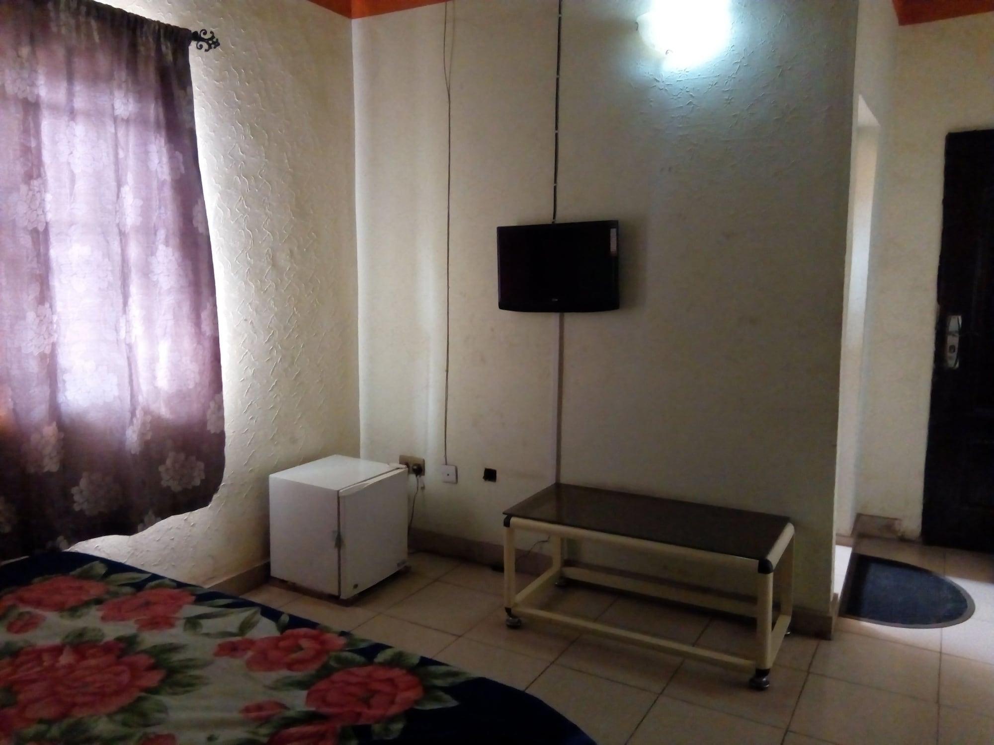 Adebayowa Hotel 15/17