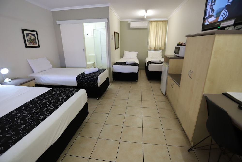 TROPIC COAST MOTEL 38/74