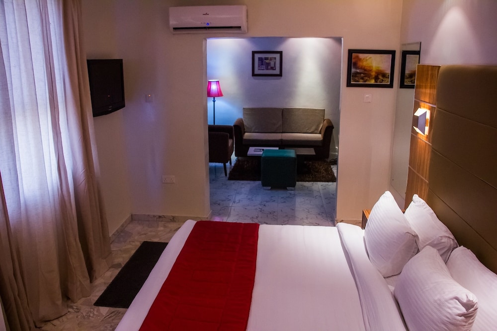 Glee Hotel 14/48