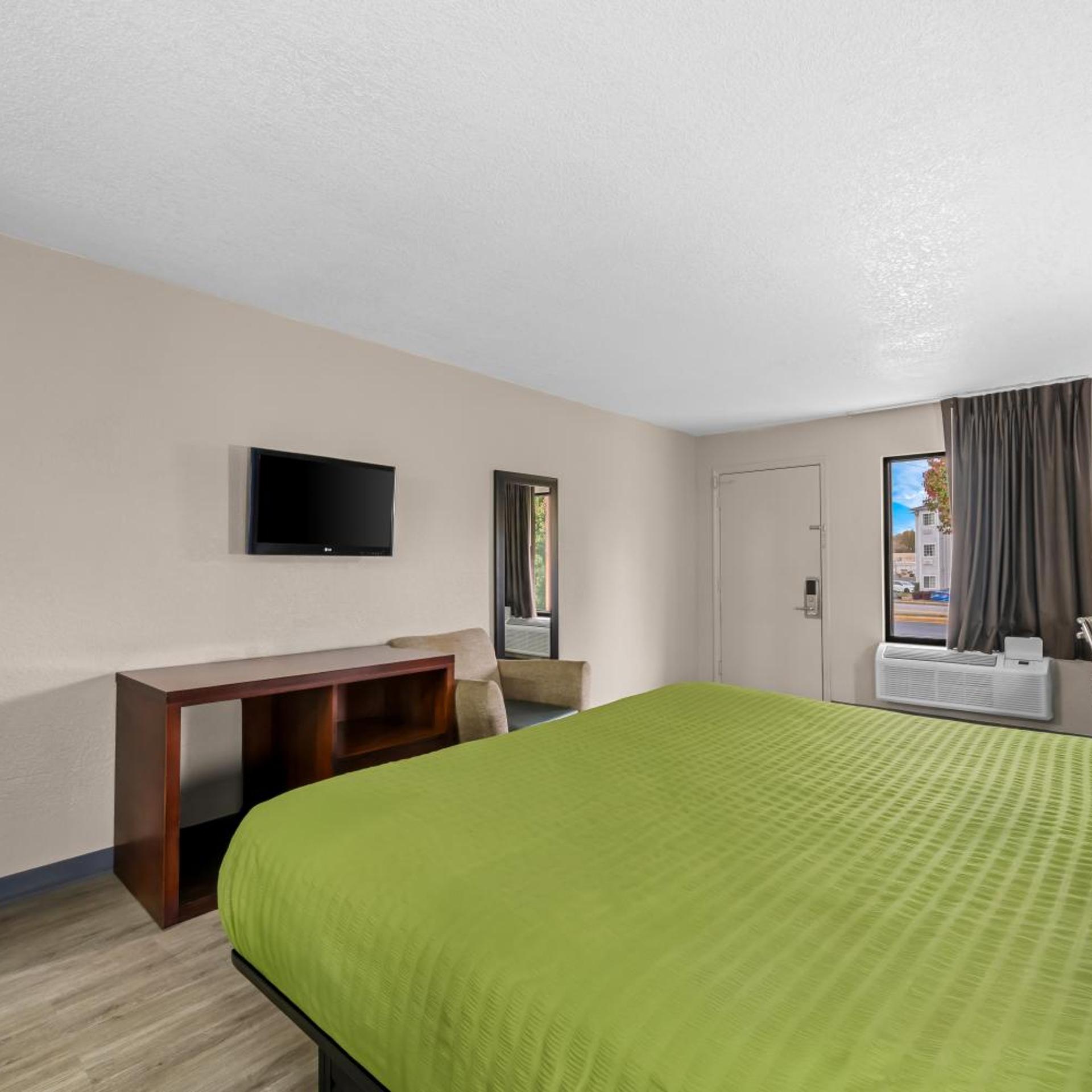 Room, Queen Bed, Exterior Entrance، Econo Lodge Kannapolis - Concord 9/10