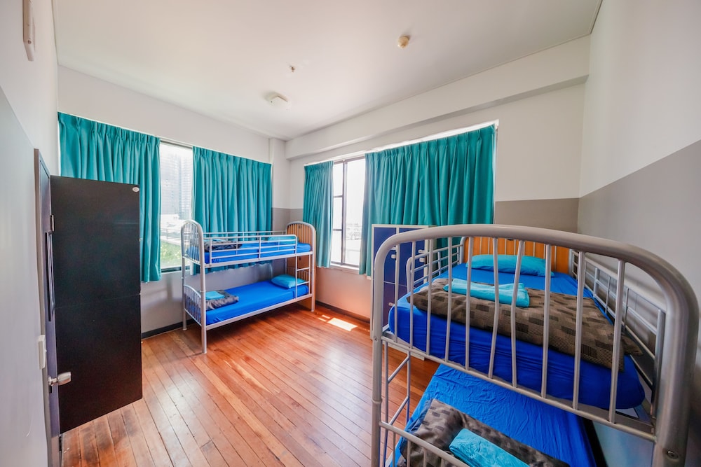 Bunk Backpackers 16/50