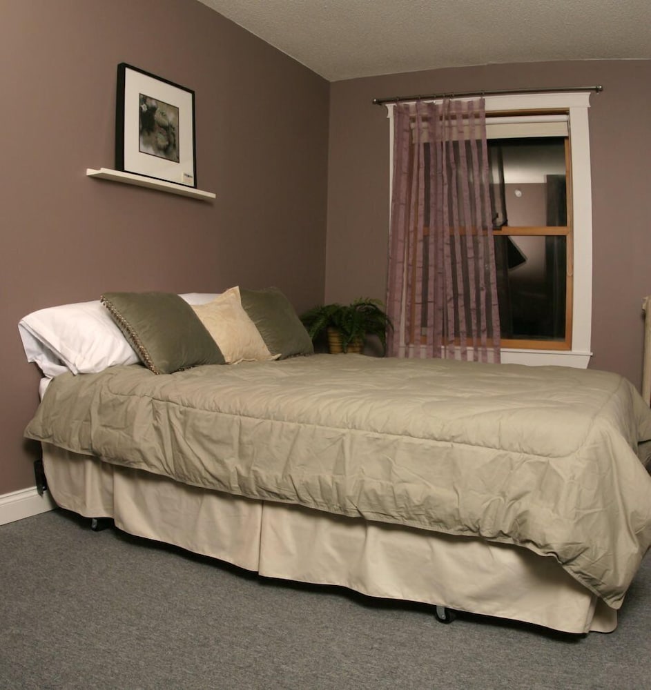Painted Turtle Guesthouse 10/23
