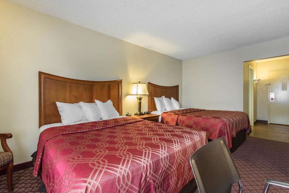 Econo Lodge Inn and Suites Joplin MO 19/42