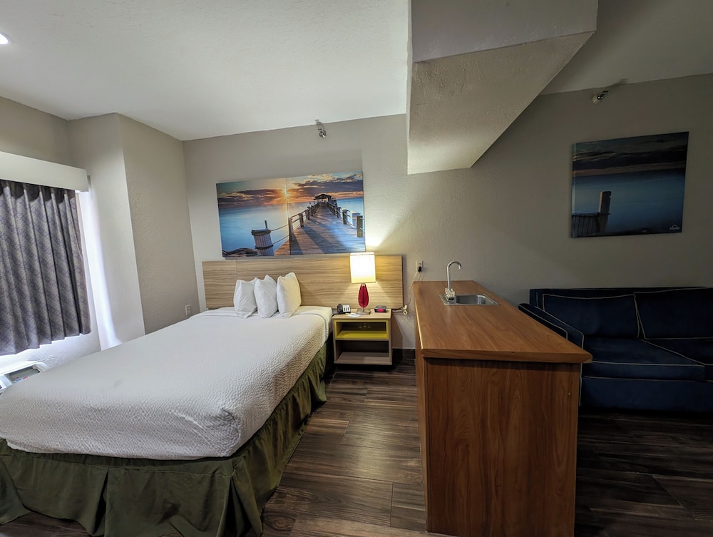 SUITE, QUEEN BED